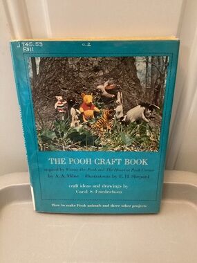 THE POOH CRAFT BOOK by A A Milne 1976 Hardcover First Edition Library book